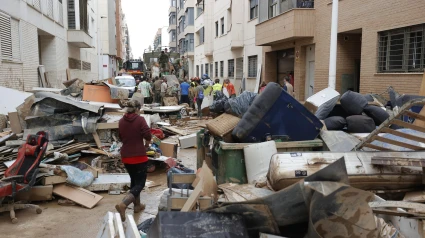 Vecinos de Paiporta continúa trabajando en labores de limpieza y reconstrucción de las calles