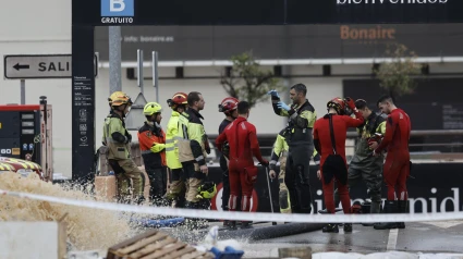 Bomberos y Policía Nacional continúan en los trabajos de achique y búsqueda en el parking de Bonaire en Aldaia, Valencia