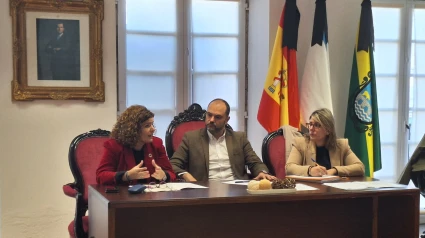 Bernardo Fernández y María Rivas presidieron la formación de la mesa en Pontedeume