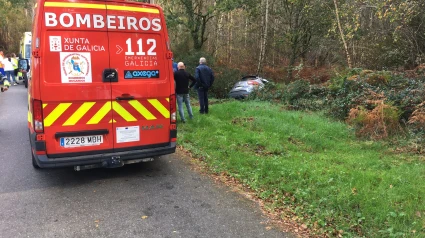 El vehículo quedó en parte metido en el río