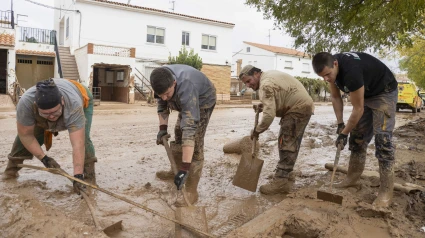 Un grupo de vecinos desatasca las alcantarillas atascadas tras el paso de la dana, este lunes en Utiel (Valencia), donde continúan las labores de limpieza