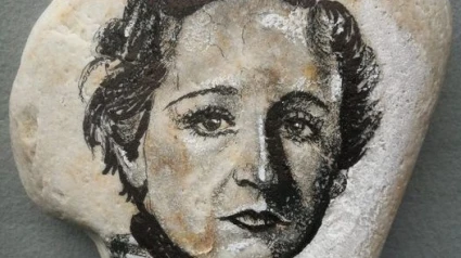 Retrato de Maruja Mallo, realizado en un canto rodado por Juanel Ponte