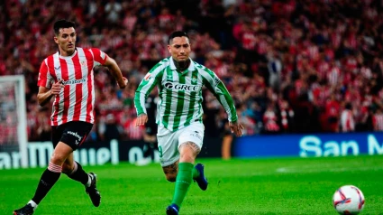 Chimy Ávila conduce el balón durante el Athletic - Betis de LaLiga