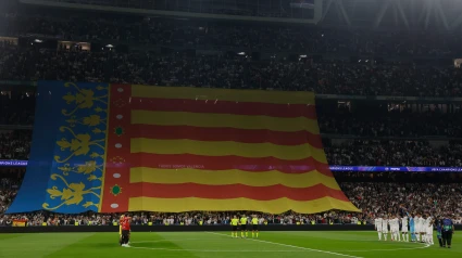 La bandera valenciana desplegada en uno de los laterales del Santiago Bernabéu antes del Real Madrid - Milan