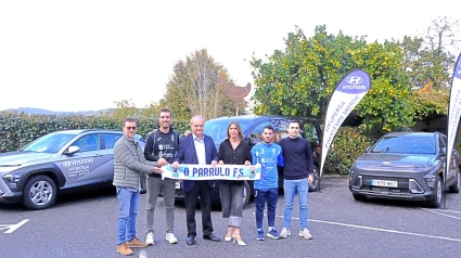 Integrantes de O Parrulo y Hyupersa Finisterre Motor durante la entrega de los tres vehículos