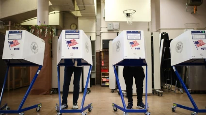 Ciudadanos estadounidenses votan en un centro de votación en el barrio Ridgewood de Queens, Nueva York