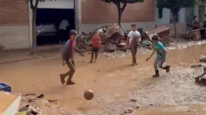 Niños jugando a fútbol en un pueblo de Valencia