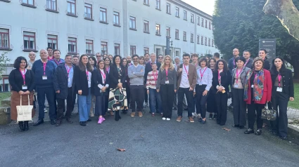 Representantes de las universidades delante de la Escuela Politécnica de Ingeniería de Ferrol