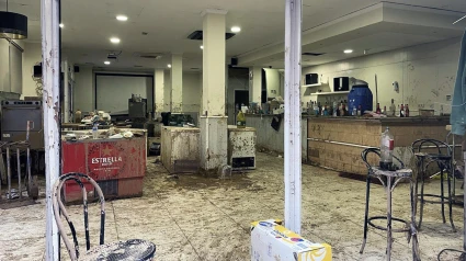 Estado del interior de un bar en Paiporta (Valencia), destrozado tras el temporal. Archivo