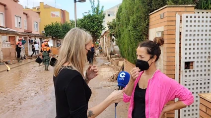 Isabel Moreno y Santiago Pacheco entrar en una de las casas ocho días después de la DANA