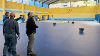 Juanjo Ruiz Joya, alcalde de Almuñécar, y Luis Aragón, concejal de Deportes, durante la visita