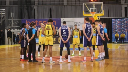 Los jugadores del Aris y del Valencia Basket guardaron un minuto de silencio