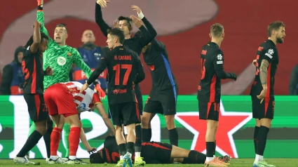 Belgrade (Serbia), 06/11/2024.- Pau Cubarsi of Barcelona lies on the pitch injured as his teammates call for the medical staff to come on during the UEFA Champions League league phase match between FC Crvena zvezda and FC Barcelona, in Belgrade, Serbia, 06 November 2024. (Liga de Campeones, Belgrado) EFE/EPA/ANDREJ CUKIC