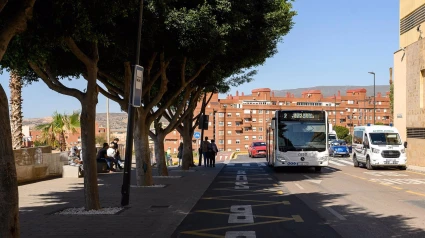 Un autobús urbano de Almería cerca de la parada del Hospital Universitario Torrecárdenas.

AYUNTAMIENTO DE ALMERÍA