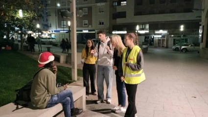 Voluntarios de Cáritas atienden a un temporero