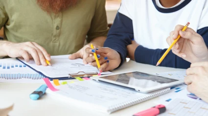 Dos personas trabajan juntas