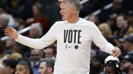 Steve Kerr, técnico de los Warriors, pide el voto durante un partido.