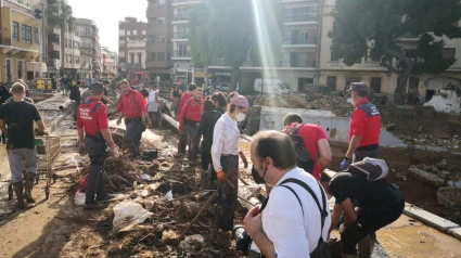 Policías forales, ayudando en las consecuencias de la trágica DANA