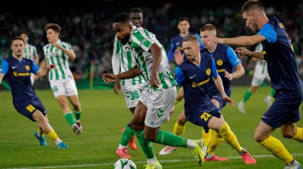 Bakambu conduce la pelota durante el Betis - Celje, de la Conference League