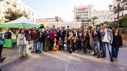 Autoridades y periodistas posan con el bigote contra el cáncer de próstata.