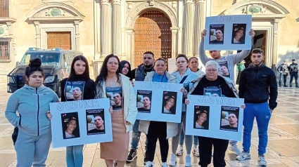 Familiares del hombre apuñalado en Purchil piden justicia a las puertas de la Real Chancillería de Granada el pasado lunes