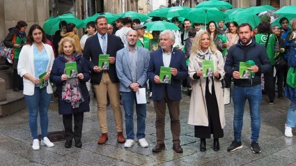 El presidente de la AECC de Ourense, Germán Rodríguez-Saá, acompañado de autoridades en el acto de presentación de este Congreso Gallego