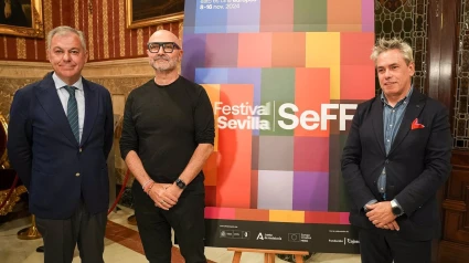 El alcalde de Sevilla, junto al autor del cartel del Festival de Cine Europeo y el director de la cita