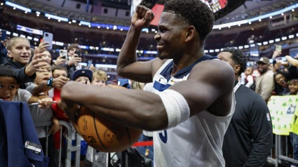 Anthony Edwards saluda al público tras la victoria de sus Wolves en Chicago.