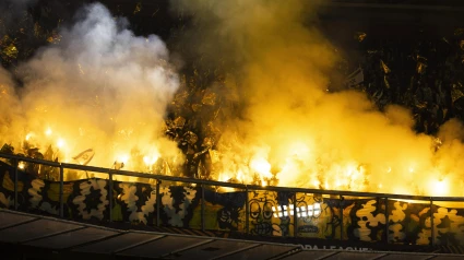 Aficionados del Maccabi encienden bengalas en el Johan Cruyff Arena