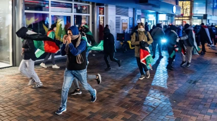 Manifestantes pro Palestina corren por las calles de Ámsterdam