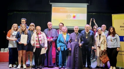 El Obispo de Ourense con los premiados en la Casa da Cultura de Xinzo