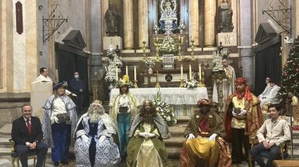 El alcalde de Talavera de la Reina junto a los tres Reyes Magos en la Basílica de Nuestra Señora del Prado