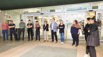 El gerente de Ponte Vella Centro Comercial, Marcos Vila, y personal del centro comercial en el paro en solidaridad con las víctimas de la DANA