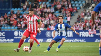 Carlos Ramos, jugador del Zamora, da un pase en el duelo ante la Ponferradina