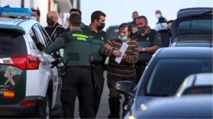 El acusado, custodiado por la Guardia Civil, tras ser detenido en Los Santos de Maimona