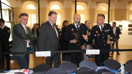 El alcalde, Alfredo Canteli, ha visitado la exposición acompañado, entre otras autoridades, por el Inspector de la Policía Local, Óscar Cuendias