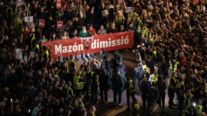 VALENCIA, 09/11/2024.- Cerca de 40 organizaciones sociales, cívicas y sindicatos de izquierda de la Comunitat Valenciana celebran una manifestación en protesta por la gestión de la dana y con el lema "Mazón dimisión", en alusión al president de la Generalitat, que saldrá desde la plaza del Ayuntamiento y recorrerá varias calles del centro hasta llegar al Palau de la Generalitat. EFE/ Biel Aliño