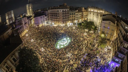 Cerca de 40 organizaciones sociales, cívicas y sindicatos de izquierda de la Comunitat Valenciana celebran una manifestación en protesta por la gestión de la dana y con el lema "Mazón dimisión", en alusión al president de la Generalitat, que saldrá desde la plaza del Ayuntamiento y recorrerá varias calles del centro hasta llegar al Palau de la Generalitat. EFE/ Biel Aliño