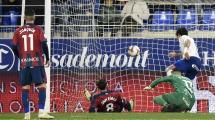 Iván Azón remata sobre la misma línea de gol el tanto que significaba el empate para el Real Zaragoza