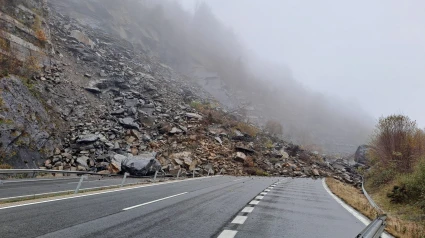 Desprendimiento de tierra en la autopista del Huerna