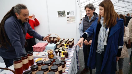 La conselleira do Medio Rural, María José Gómez, y el alcalde de Ortigueira, Valentín Calvín