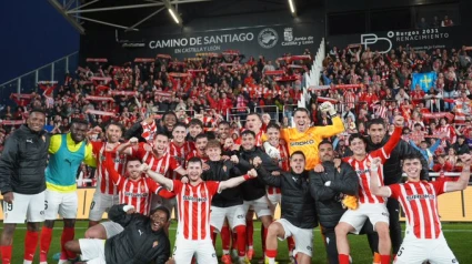 Los jugadores del Sporting celebran la victoria en Burgos