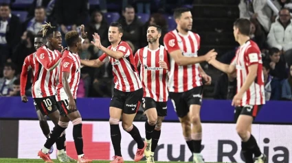 Los jugadores del Athletic celebran el gol de la victoria en Valladolid