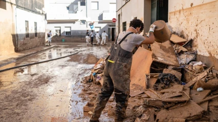 Un hombre realiza tareas de limpieza en una de las zonas afectadas por la DANA, a 10 de noviembre de 2024, en Massanassa, Valencia, Comunidad Valenciana