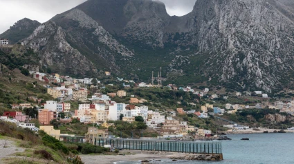 Vista de la valla que separa Ceuta (España) de Marruecos. Tras la valla se ve el pueblo de Belyounech (Marruecos) y la montaña de Jebel Musa