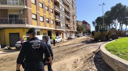 Un agente de la Policía Local de Lorca, en servicio en una localidad de Valencia afectada por la DANA