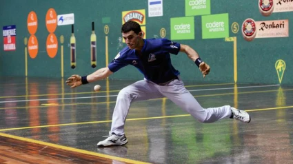 Altuna alcanza una pelota al ancho. Efe.