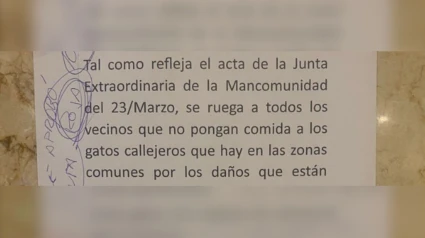 Cuelga un cartel en el rellano de un edificio de Madrid y la petición que hace termina en conflicto con los vecinos