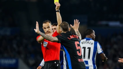 Iñigo Martínez, amonestado durante el Real Sociedad - Barcelona, de Primera División