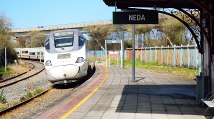 Foto de archivo de un tren a su paso por la estación de Neda